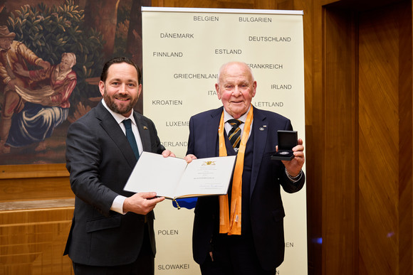 Auszeichnung Staufermedaille an um Europa verdiente Personen Staatssekretär Florian Hassler (l.) und Kurt Konrad Heinzler (r.)
