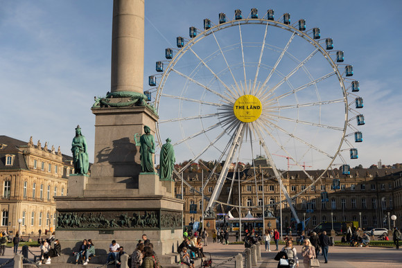 Imagekampagne Baden-Württemberg ist „THE LÄND“ Riesenrad auf dem Stuttgarter Schlossplatz mit der Aufschrift „Beste Aussichten: THE LÄND“ und dem Landeswappen