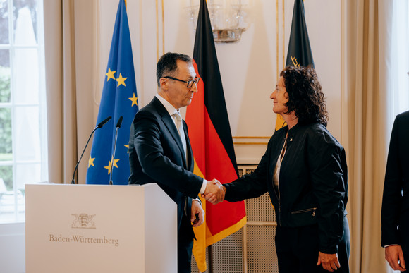 Staatssekretärin Petra Krebs und Ministerpräsident Cem Özdemir schütteln sich die Hände.