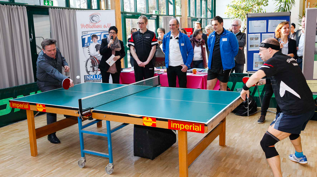 Sozial- und Integrationsminister Manne Lucha spielt Tischtennis mit Hartmut Freund von der TSG Reutlingen Inklusiv