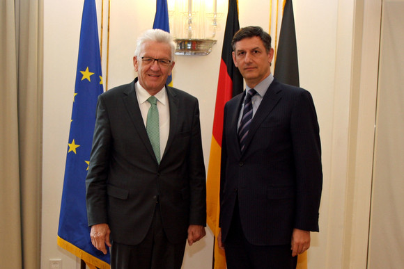 Europa Kretschmann empfängt rumänischen Wirtschaftsminister Ministerpräsident Winfried Kretschmann (l.) und der stellvertretende Ministerpräsident und Minister für Wirtschaft, Handel und wirtschaftlichen Rahmenbedingungen von Rumänien, Costin Borc (r.)