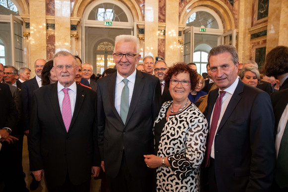 Empfang 70. Geburtstag von Ministerpräsident Winfried Kretschmann v.l.n.r.: ehemaliger Ministerpräsident Erwin Teufel, Ministerpräsident Winfried Kretschmann, Gerlinde Kretschmann und EU-Kommissar Günther H. Oettinger
