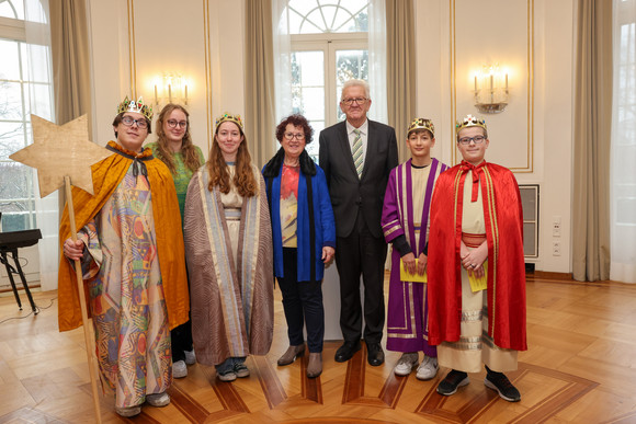Aktion Dreikönigssingen Kretschmann empfängt Sternsingergruppen Ministerpräsident Winfried Kretschmann und seine Ehefrau Gerlinde mit der Sternsingergruppe der Kirchengemeinde Karlsruhe-Nordost St. Raphael, Erzdiözese Freiburg