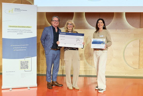 Preisverleihung des Präventionspreises: Minister Manne Lucha übergibt Scheck und Urkunde an Preisträger move! e. V., Heilbronn.
