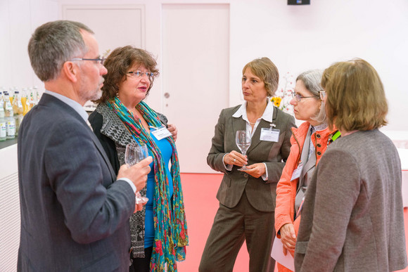 Dr. Andreas Marg (Ministerium für Soziales und Integration BW), Staatssekretärin Bärbl Mielich, Christine Leike (Bayerisches Staatsministerium für Gesundheit und Pflege) und Petra Weritz-Hanf (Bundesministerium für Familie, Senioren, Frauen und Jugend) unterhalten sich vor Veranstaltungsbeginn