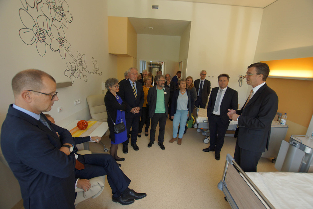 Sozial- und Integrationsminister Manne Lucha besichtigt Patientenzimmer im St. Elisabethen-Klinikum in Ravensburg