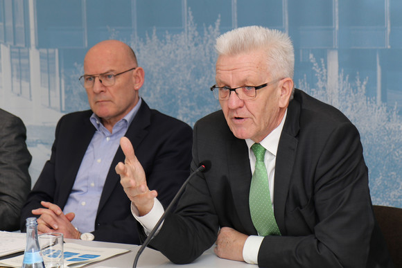 Pressekonferenz Fortschreibung des Luftreinhalteplans Stuttgart Ministerpräsident Winfried Kretschmann (r.) und Verkehrsminister Winfried Hermann (l.)