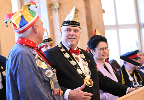 Fastnacht Empfang für Karnevals- und Fasnachtsvereine des Landes Der Präsident des Landesverbands Württembergischer Karnevalvereine, Steffen May (Mitte), bei seiner Ansprache