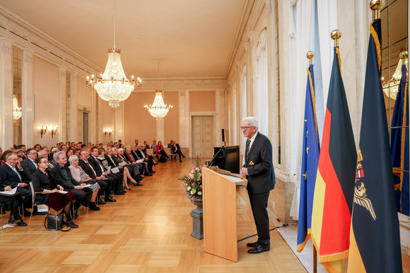 Tag des Ehrenamtes Kretschmann würdigt besonderes ehrenamtliches Engagement Ministerpräsident Winfried Kretschmann (rechts) bei seiner Ansprache zu den Gästen