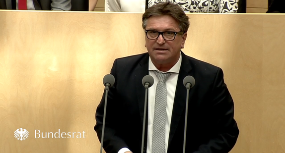 Sozial- und Integrationsminister Manne Lucha spricht an Redepult im Bundesrat