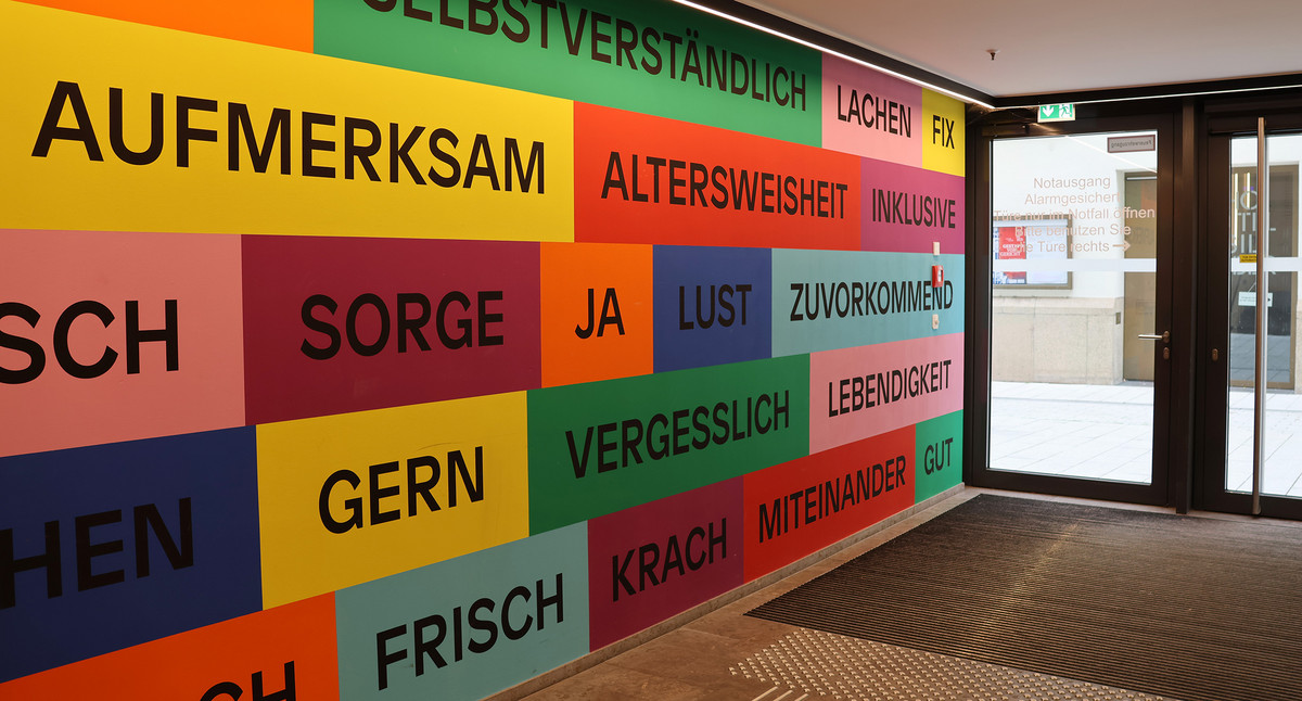 Blick auf buntes Wandbild im Eingangsbereich des Sozialministeriums