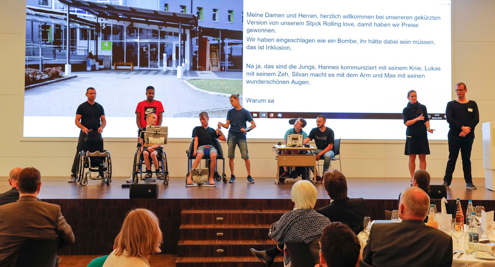 Gruppe von Jugendlichen mit Behinderungen führt Theaterstück vor Publikum auf