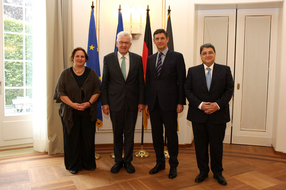 Europa Kretschmann empfängt rumänischen Wirtschaftsminister v.l.n.r.: Staatssekretärin Theresa Schopper, Ministerpräsident Winfried Kretschmann, der stellvertretende Ministerpräsident und Minister für Wirtschaft, Handel und wirtschaftlichen Rahmenbedingungen von Rumänien, Costin Borc, und der Botschafter von Rumänien, Emil Hurezeanu in der Villa Reitzenstein in Stuttgart