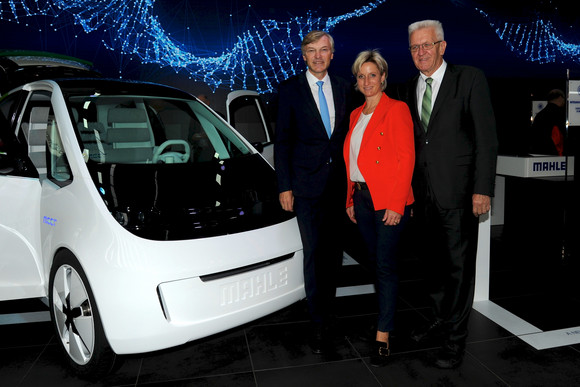 Automobil Kretschmann und Hoffmeister-Kraut besuchen IAA v.l.n.r.: Wolf-Henning Scheider, Vorsitzender der Mahle-Konzern-Geschäftsführung, Wirtschaftsministerin Nicole Hoffmeister-Kraut und Ministerpräsident Winfried Kretschmann am Stand des Mahle Konzerns