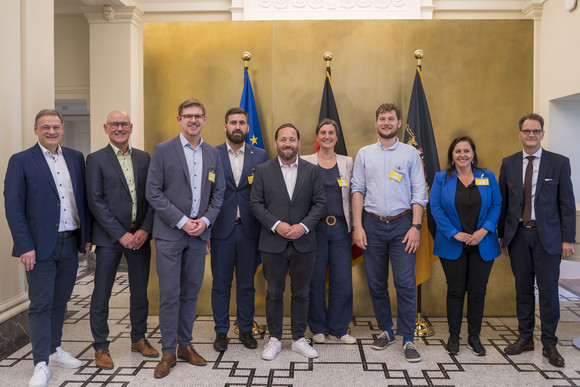 Automobilwirtschaft Delegationsreise zur Zukunft der EU-Strukturpolitik Europastaatsekretär Florian Hassler (Mitte) empfängt im Staatsministerium Mitglieder des Europäischen Parlaments. Mit dabei sind der Geschäftsführer der e-mobil BW GmbH, Franz Loogen (links), der Ministerialdirektor im Verkehrsministerium, Berthold Frieß (zweiter von links), und der Ministerialdirektor im Wirtschaftsministeriums, Michael Kleiner (rechts).