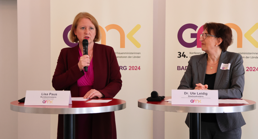 Bundesministerin Lisa Paus und Staatssekretärin Dr. Ute Leidig beantworten an zwei Stehtischen Fragen.