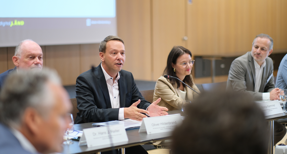 Gesundheitsminister Oliver Hildenbrand spricht bei der Vereinsgründung für den dauerhaften Betrieb der MEDI:CUS-Plattform.