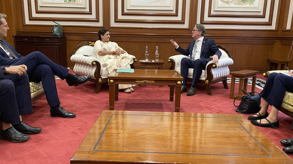 Minister Manne Lucha im Gespräch mit Staatsministerin Madhuri Misal, zuständig für die medizinische Ausbildung (Medical Education) in der Regierung des Bundesstaats Maharashtra.