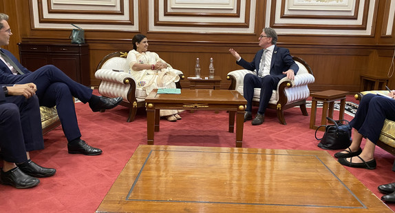 Minister Manne Lucha im Gespräch mit Staatsministerin Madhuri Misal, zuständig für die medizinische Ausbildung (Medical Education) in der Regierung des Bundesstaats Maharashtra.