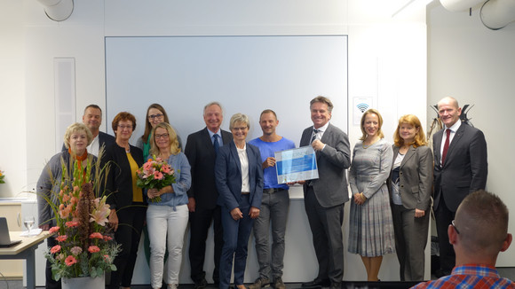 Gruppenfoto von Vertretern des Schwarzwald-Baar Klinikums Villingen-Schwenningen, Minister Manne Lucha und Dr. Christina Schleicher von der DSO-Region Baden-Württemberg