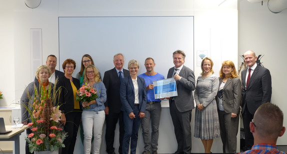 Gruppenfoto von Vertretern des Schwarzwald-Baar Klinikums Villingen-Schwenningen, Minister Manne Lucha und Dr. Christina Schleicher von der DSO-Region Baden-Württemberg