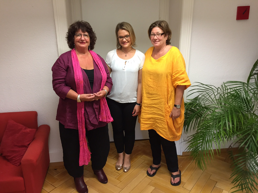 Gruppenbild mit Staatssekretärin Bärbl Mielich, Tamara Orban und Adelheid Herrmann vom Verein „Frauen für Frauen“ in Ludwigsburg