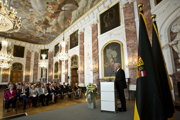 Auszeichnung Verdienstorden des Landes an 22 verdiente Persönlichkeiten Blick in den Rittersaal des Mannheimer Schlosses bei der Ansprache von Ministerpräsident Winfried Kretschmann (r.)