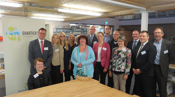 Gruppenfoto der Teilnehmenden der Impulsveranstaltung am 8. Mai 2017 in Schwäbisch Gmünd: Simone Fischer (Städtetag), 1. Bürgermeister Dr. Joachim Bläse, Christine Ehrhardt (FaFo Baden-Württemberg), Dr. Daniela Neumann und Sara Bode (Ministerium für Soziales und Integration), Staatssekretärin Bärbl Mielich, Iren Steiner (Gemeindenetzwerk), Bürgermeister Julius Mihm, Dr. Angela Postel und Ulrich Schmolz (Ministerium für Soziales und Integration), Prof. Mathias Hähnig (Hähnig-Gemmeke Freie Architekten),  Dr. Christine Dörner (Führungsakademie BW), Erich Stutzer (FaFo Baden-Württemberg), Benjamin Lachat (Städtetag) und Dieter Lehmann (Stadt Schwäbisch Gmünd)