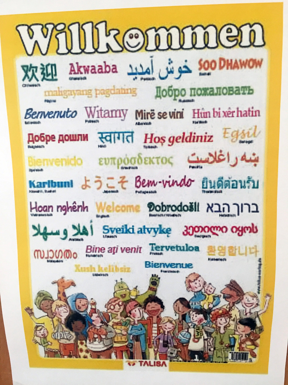 Plakat im Integrationszentrum der Stadt Weingarten im Kreis Ravensburg mit dem Wort "Willkommen" in viele verschiedene Sprachen übersetzt