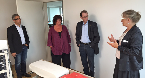 Staatssekretärin Bärbl Mielich besichtigt die AAL-Musterwohnung der GSW Sigmaringen in Waiblingen