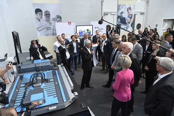 Mobilität Strategiedialog Automobilwirtschaft BW zieht erstes Resümee Rundgang auf dem Forum (Foto: © e-mobil BW / Studio KD Busch)