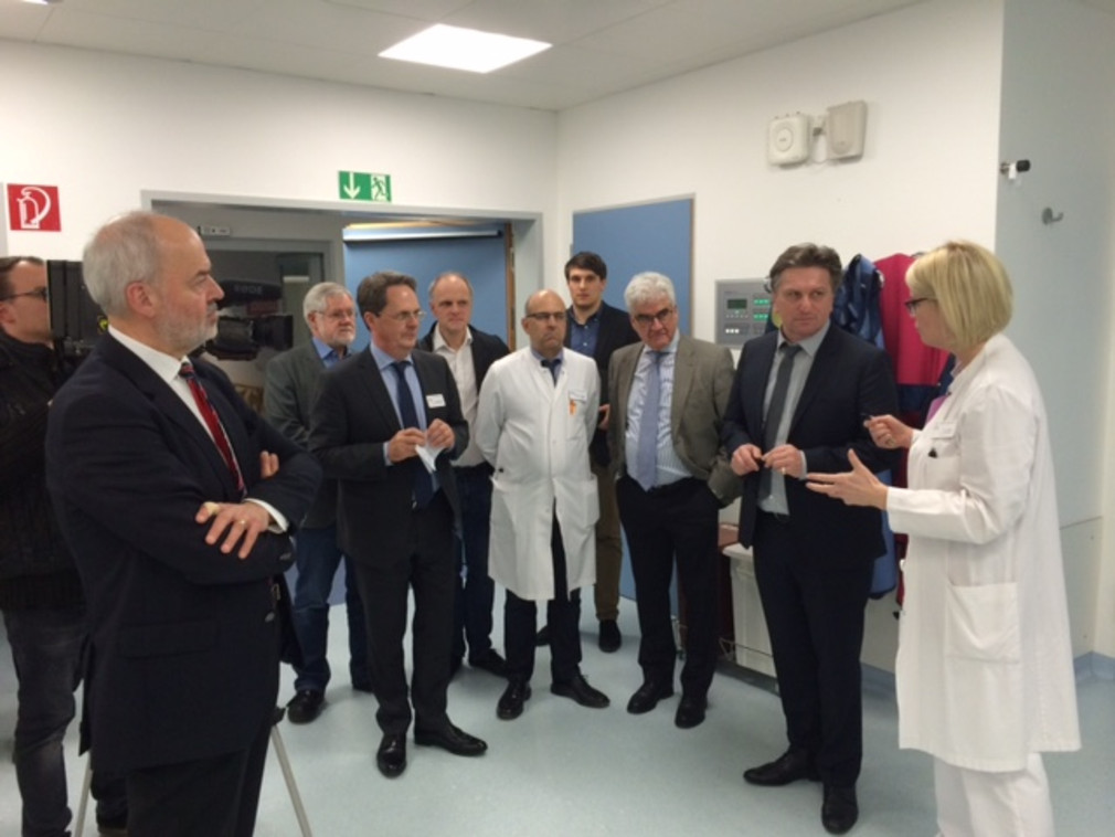 Minister Manne Lucha im Gespräch mit Ärzten des Klinikums am Steinenberg