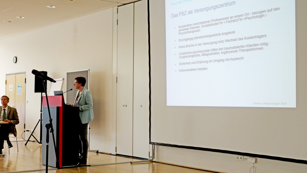 Diplom-Psychologin Ulrike Schneck von refugio Stuttgart spricht vor Publikum in Veranstaltungssaal