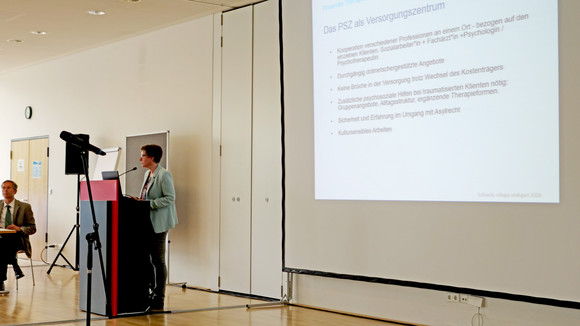 Fachtag Versorgung von traumatisierten Geflüchteten Diplom-Psychologin Ulrike Schneck von refugio Stuttgart spricht vor Publikum in Veranstaltungssaal