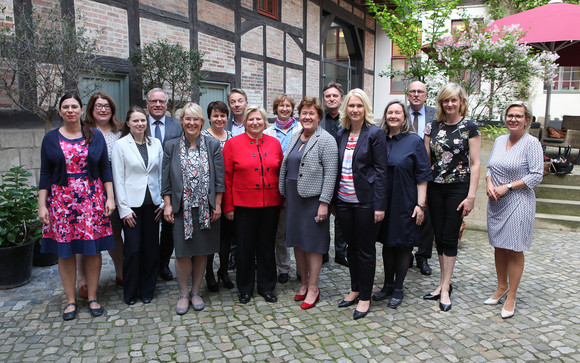 Gruppenfoto mit den Ministerinnen und Ministern, Senatorinnen und Senatoren der Jugend- und Familienministerkonferenz 2017 mit Bundesfamilienministerin Manuela Schwesig