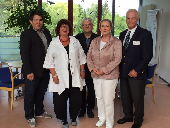 Gruppenfoto mit Landtagsabgeordneter Alexander Salomon, Staatssekretärin Bärbl Mielich, Dr. Karlheinz Jung (Kaufmännischer Vorstand Diakonissenanstalt Karlsruhe), Chefärztin Dr. med. Brigitte R. Metz (Geriatrisches Zentrum Karlsruhe) und Prof. Dr. Jürgen Biscoping (Vorstand ViDia Christliche Kliniken Karlsruhe)