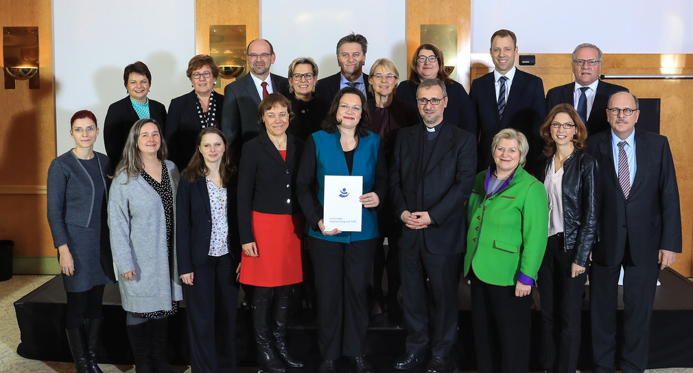Gruppenbild der Vertreter von Bund, Ländern und Kirchen mit Bundessozialministerin Andrea Nahles