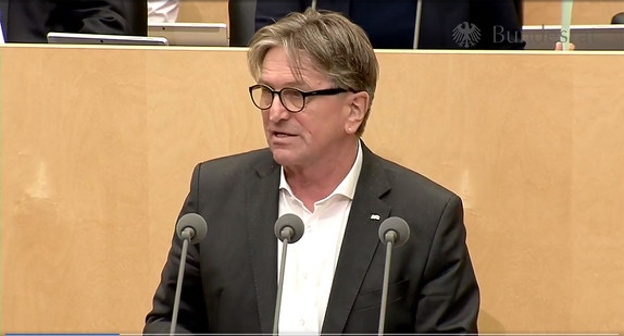 Baden-Württembergs Gesundheitsminister Manne Lucha am Redepult im Bundesrat