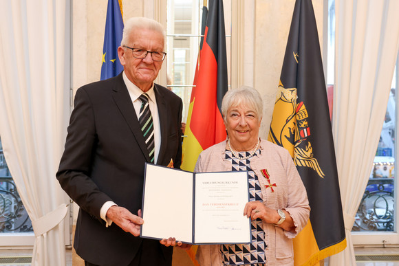 Tag des Ehrenamtes Kretschmann würdigt besonderes ehrenamtliches Engagement Ministerpräsident Winfried Kretschmann (links) und Monika Barthelmey (rechts)