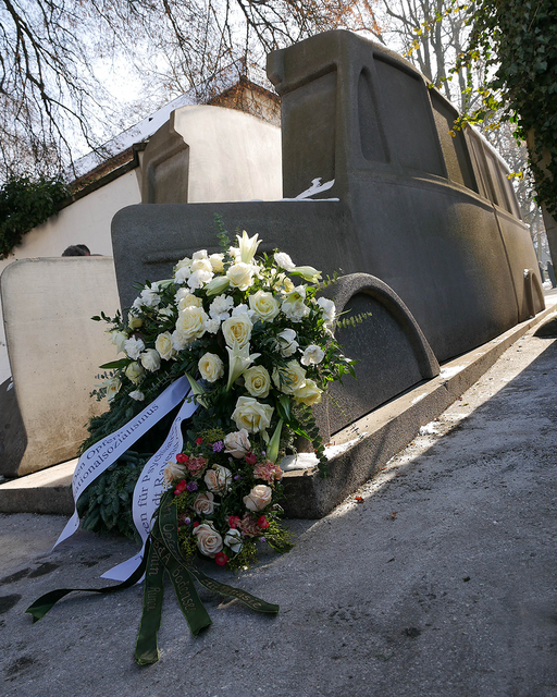 Niedergelegter Kranz am Mahnmal der Grauen Busse