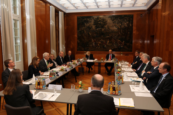 Hochschulen Kretschmann trifft Landesrektorenkonferenz Ministerpräsident Winfried Kretschmann (4.v.l.) und Wissenschaftsministerin Theresa Bauer (5.v.l.) im Gespräch mit der Landesrektorenkonferenz
