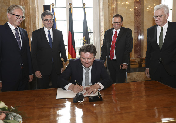 Integration Pakt für Integration mit den Kommunen unterzeichnet Sozial- und Integrationsminister Manne Lucha bei der Unterzeichnung