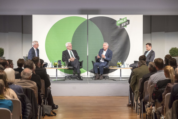 ZWISCHENBILANZ Nüchtern betrachtet erfolgreich – Kretschmann und Strobl in Stuttgart v.l.n.r.: Joachim Dorfs, Chefredakteur der Stuttgarter Zeitung, Ministerpräsident Winfried Kretschmann, Innenminister Thomas Strobl und Christoph Reisinger, Chefredakteur der Stuttgarter Nachrichten. (Bild: Staatsministerium Baden-Württemberg)