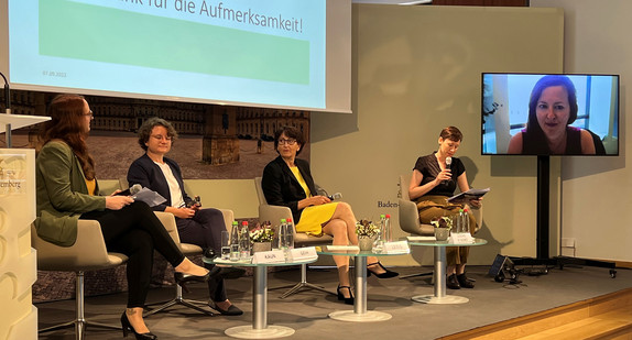 Auf dem Podium in der Landesvertretung in Brüssel