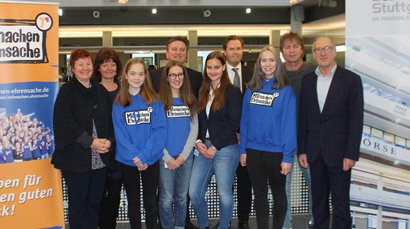 Gruppenfoto mit teilnehmenden Jugendlichen und Sozial- und Integrationsminister Manne Lucha