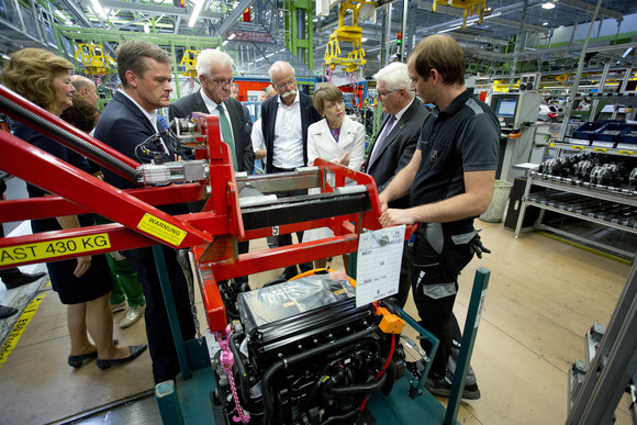 ANTRITTSBESUCH Bundespräsident Steinmeier in Baden-Württemberg Rastatt, Werk der Daimler AG: Bundespräsident Frank-Walter Steinmeier (2.v.r.), Elke Büdenbender (3.v.r.), Dieter Zetsche (4.v.r.) und Ministerpräsident Winfried Kretschmann (5.v.r.)