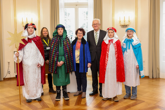 Aktion Dreikönigssingen Kretschmann empfängt Sternsingergruppen Ministerpräsident Winfried Kretschmann und seine Ehefrau Gerlinde mit der Sternsingergruppe der Seelsorgeeinheit Reutlingen Nord, Diözese Rottenburg-Stuttgart.