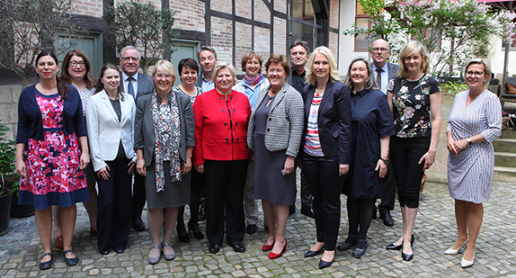 Gruppenfoto der für die Kinder-, Jugend- und Familienpolitik zuständigen Ministerinnen und Minister, Senatorinnen und Senatoren der Länder mit Bundesfamilienministerin Manuela Schwesig auf der JFMK am 18./19. Mai 2017 in Quedlinburg