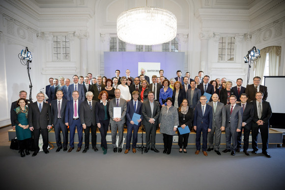 Gruppenbild auf der Preisverleihung des Ideenwettbewerbs zur Landesstrategie „Quartier 2020 - Gemeinsam.Gestalten.“