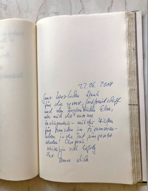 Eintrag von Minister Manne Lucha im Goldenen Buch im Denkendorfer Rathaus. 22.06.2018: Ganz herzlichen Dank für die große Gastfreundschaft und den unglaublichen Elan, aber auch die enorme Fachkenntnis, mit der Hilfen für Menschen im Zusammenleben in die Tat umgesetzt werden! Chapeau! Weiterhin viel Erfolg Ihr Manne Lucha